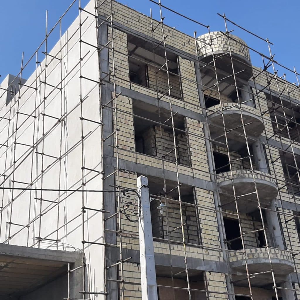 اجرای کفراژ زیرسقفی و زیرسازی سقفهای ارتفاع بلند اوج در درگهان قشم