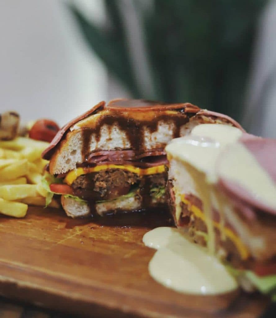 کافه رستوران ماه آبی در گرگان گلستان