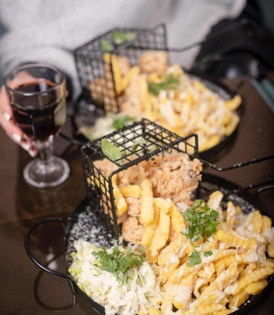 کافه رستوران ماه آبی در گرگان گلستان