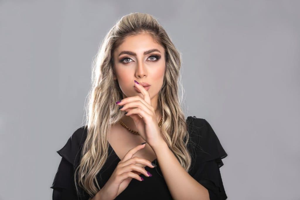 آموزش و خدمات تخصصی میکاپ عروس فرح اسدالله پور در رفسنجان