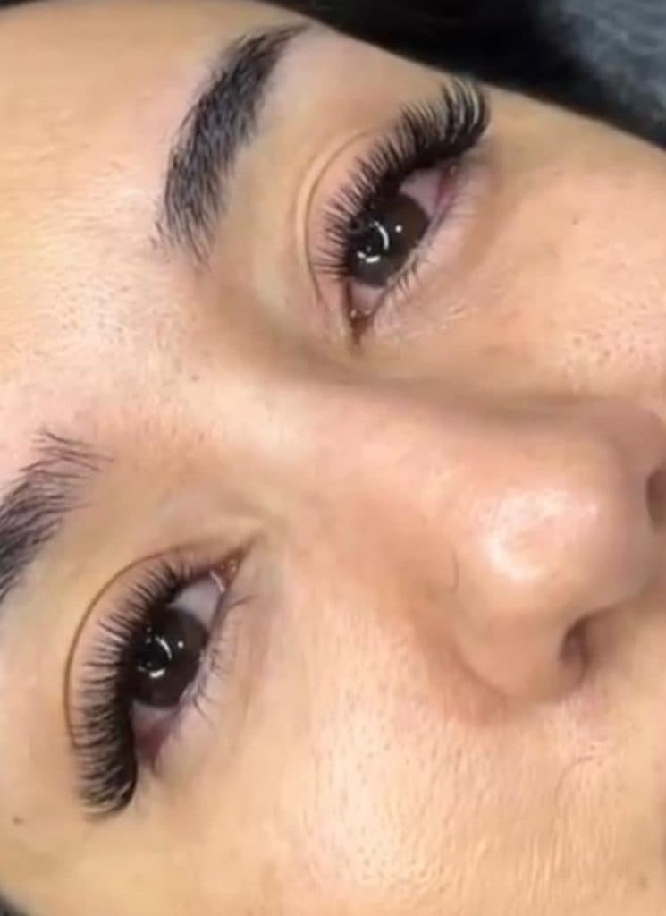 آموزش و خدمات تخصصی اکستنشن مژه والیوم فرح اسدالله پور در رفسنجان