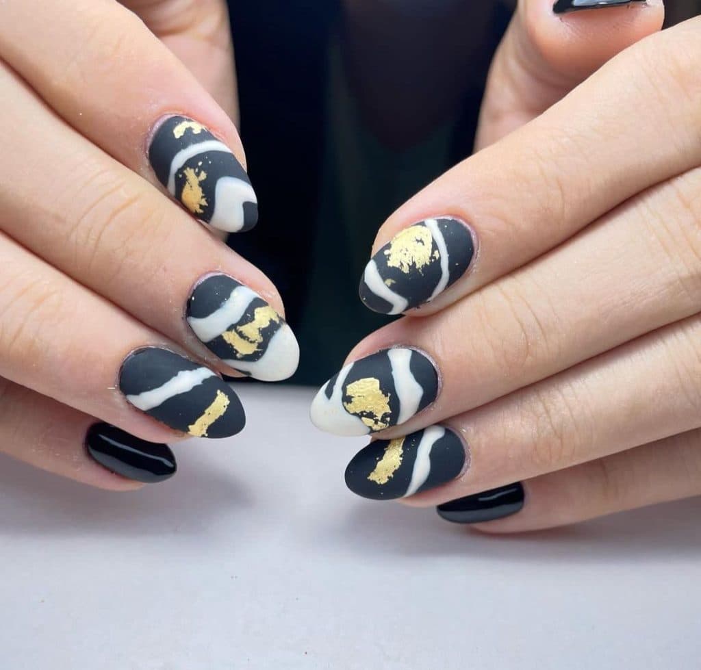 آموزشگاه و سالن تخصصی ناخن آرزو محزون در جزیره کیش