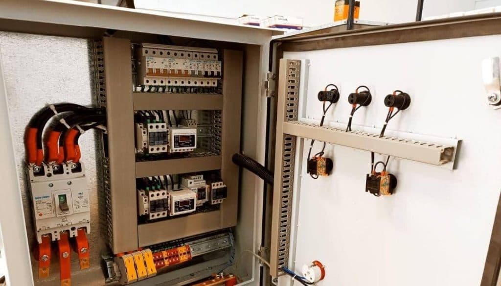 خدمات برق صنعتی تابش در کاشان