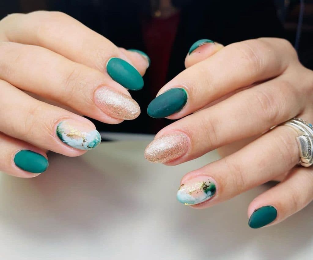 آموزشگاه و سالن تخصصی ناخن آرزو محزون در جزیره کیش