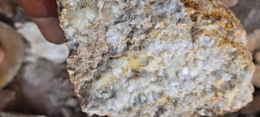 تولید و فروش سنگ فلورین هماتیت دلومیت آهک بنائیان در دامغان