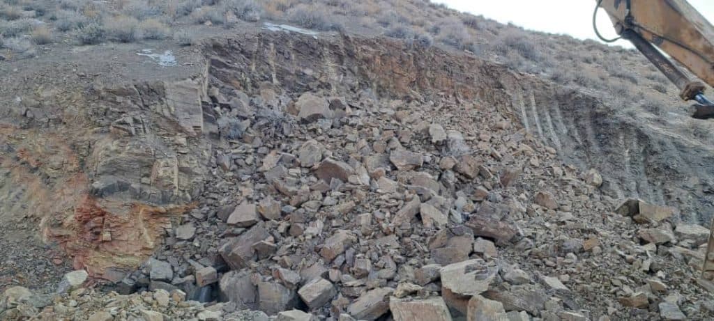 تولید و فروش سنگ فلورین هماتیت دلومیت آهک بنائیان در دامغان