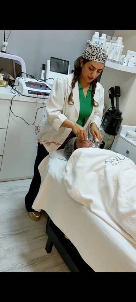 آموزش و خدمات پاکسازی پوست ماساژ و فشیال صورت رمضانی در اصفهان