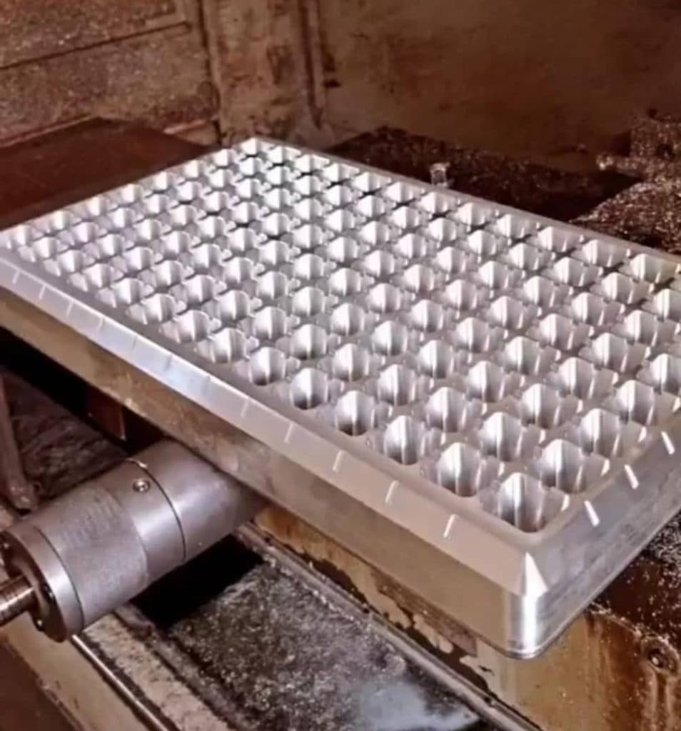 کارگاه قطعه سازی و قالب سازی گروه صنعتی فیدان در یزد