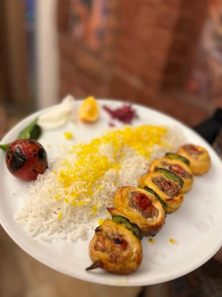 رستوران و سفره خانه سنتی عمارت یار در کرمان