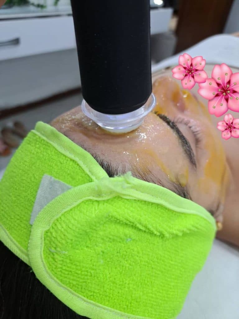 خدمات تخصصی فیشیال و پاکسازی پوست بانوان و آقایان فرناز شب افروزان در رشت