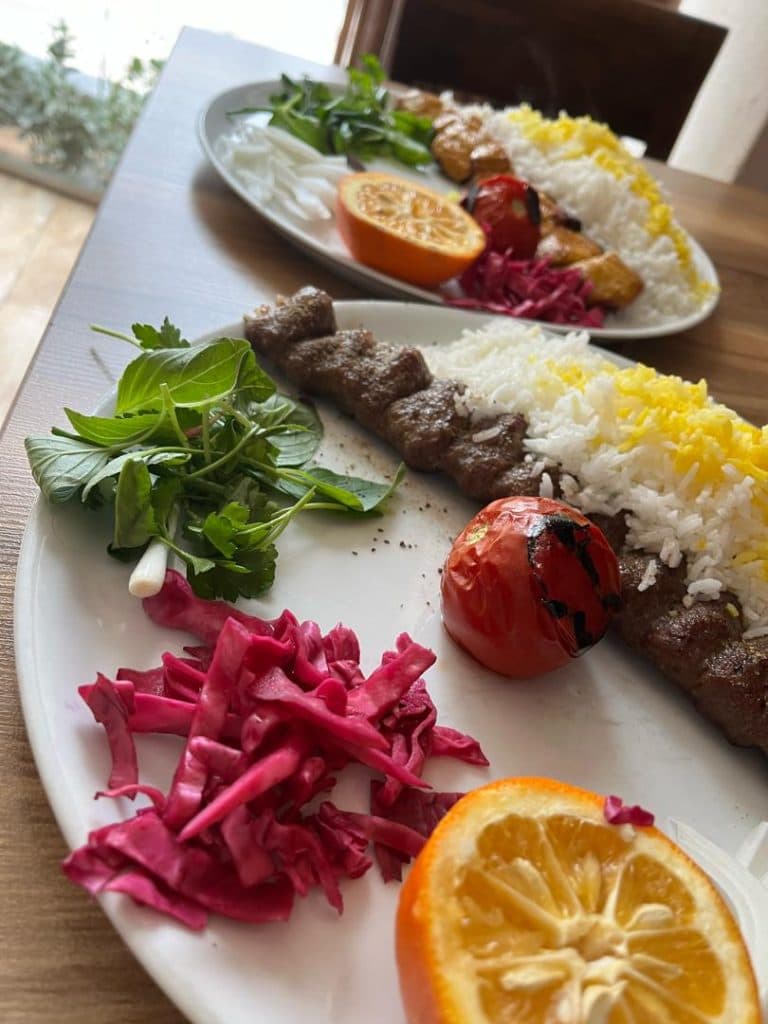 رستوران و سفره خانه سنتی عمارت یار در کرمان