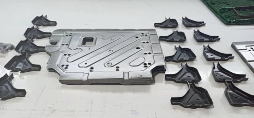 ساخت قالب قطعات پلاستکی دایکست سمبه ماتریس فوم راد صنعت پیشگام در البرز