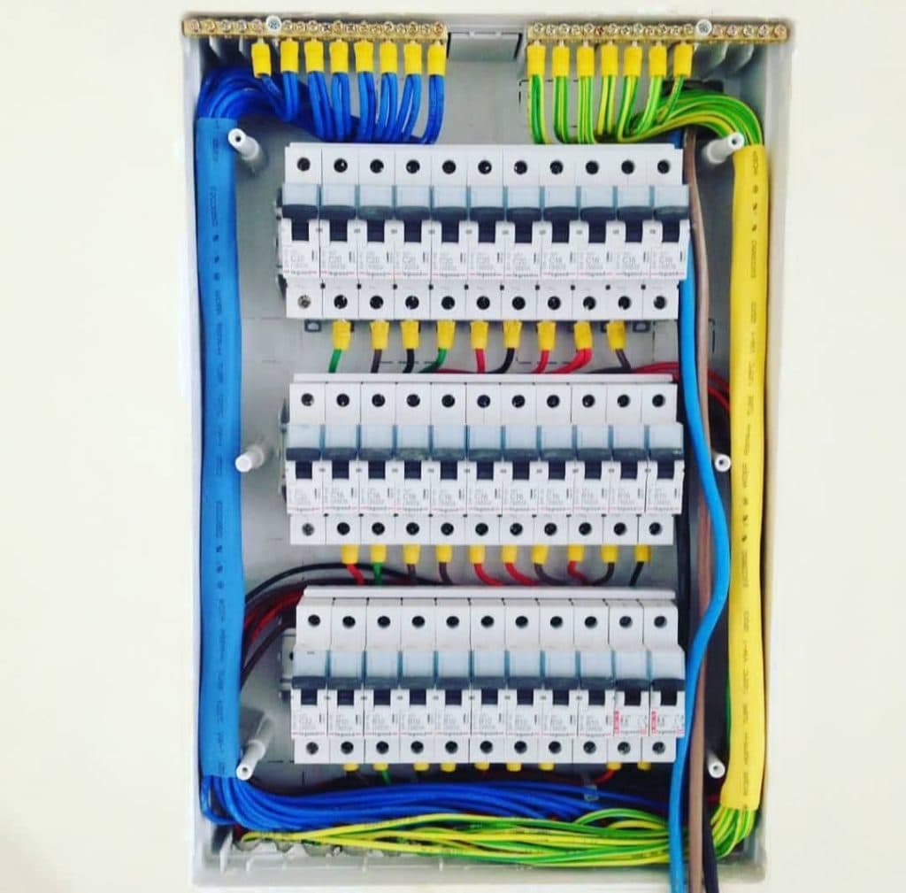 فروش و اجرای برق اتوماسیون صنعتی و درایو اینورتر یارا صنعت در ساوه اراک