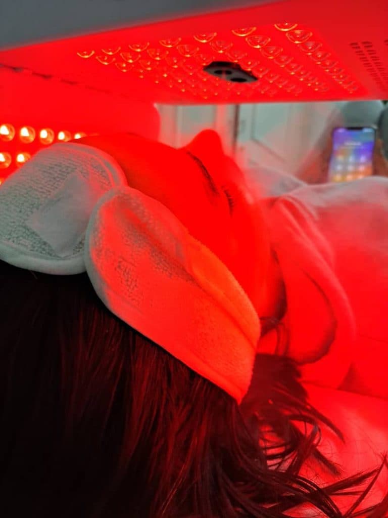 خدمات تخصصی فیشیال و پاکسازی پوست بانوان و آقایان فرناز شب افروزان در رشت