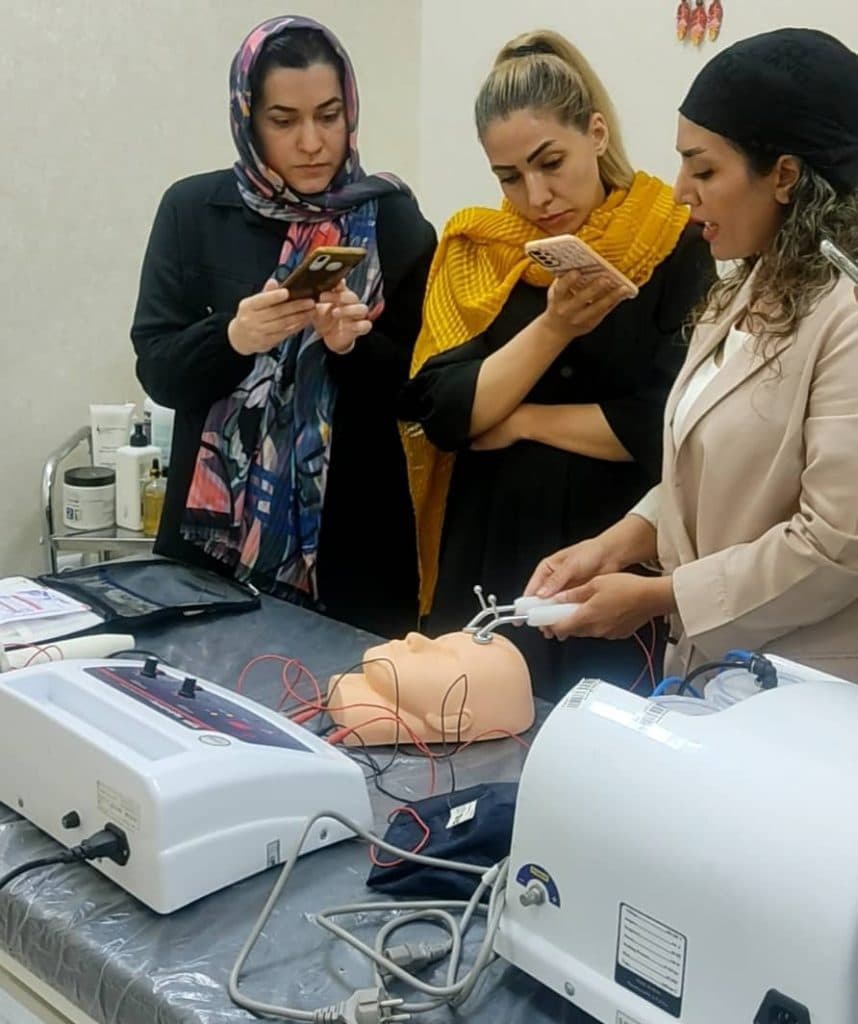 آموزش و خدمات پاکسازی پوست ماساژ و فشیال صورت رمضانی در اصفهان