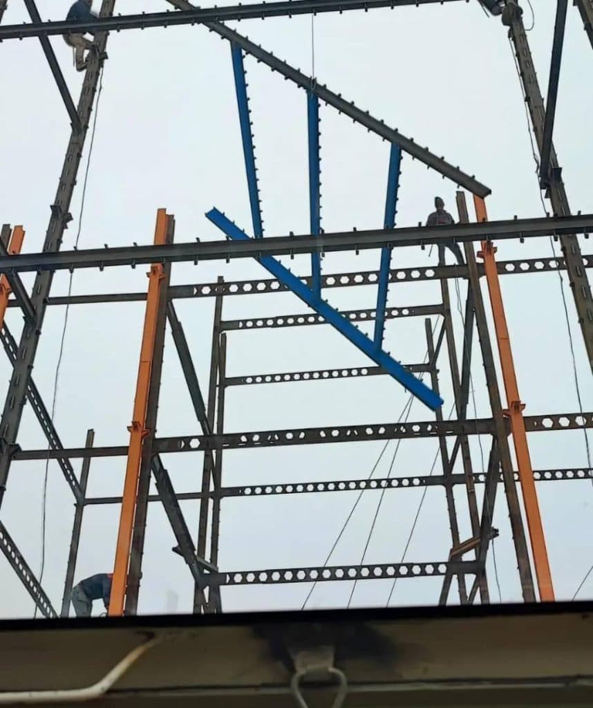 نصب سازه های بتنی و فلزی و جابجایی سنگ اسلب گروه جرثقیل سپهر در مشهد