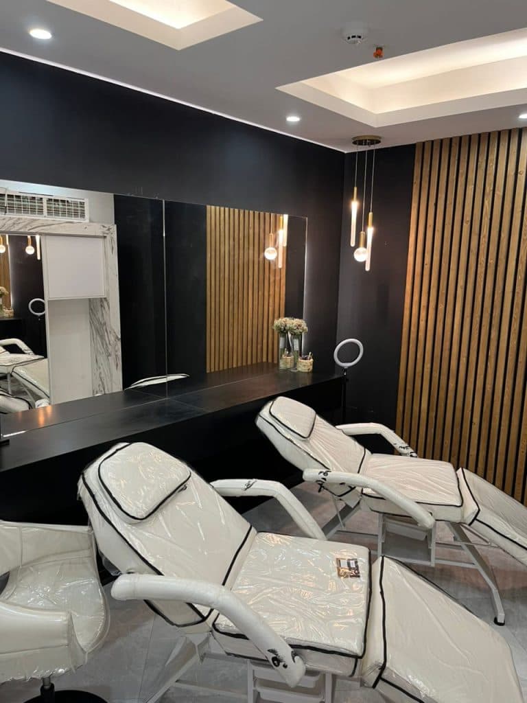 سالن تخصصی رنگ و کراتین سارا پیشگاهی در شهر جدید هشتگرد