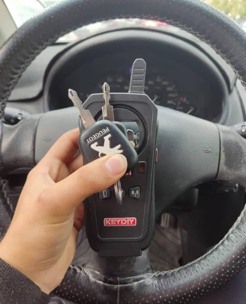 کلیدسازی و سوئیچ و ریموت اتومبیل رضا در تبریز