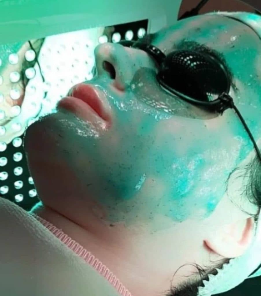 آموزش و خدمات تخصصی زیبایی و فشیال بوتاکس و مزونیدلینگ زمرد در شیراز