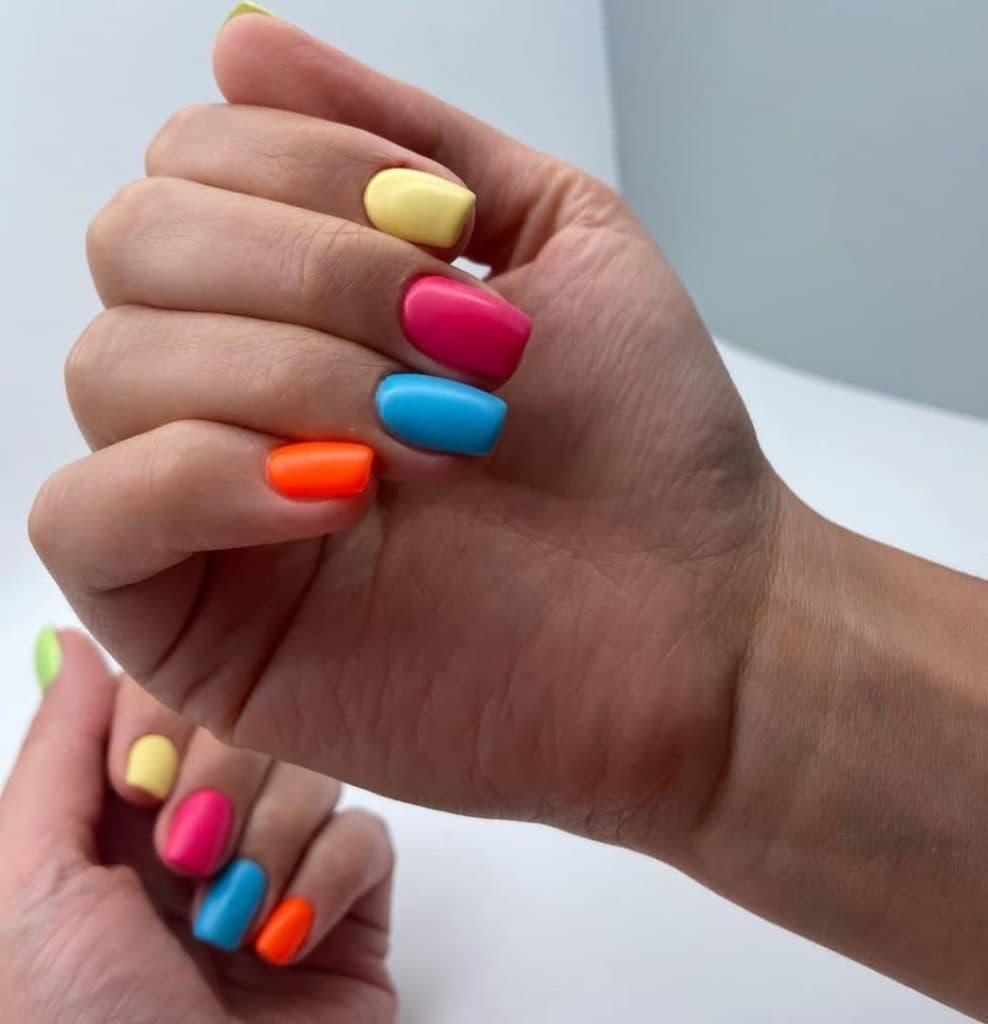 آموزش و خدمات تخصصی کاشت ناخن و مژه هستی در تهران