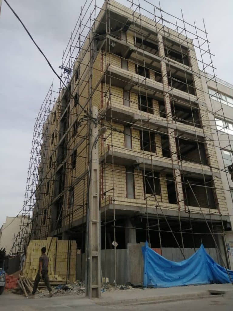 نصب داربست فلزی و اجرای کفراژ و بتن ریزی حسینی در شیراز