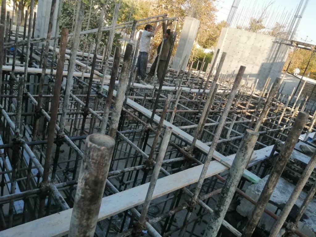 نصب داربست فلزی و اجرای کفراژ و بتن ریزی حسینی در شیراز