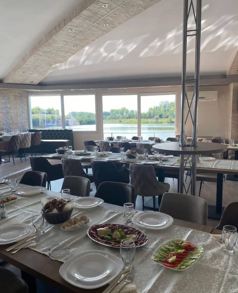 کافه رستوران آمور در قزوین