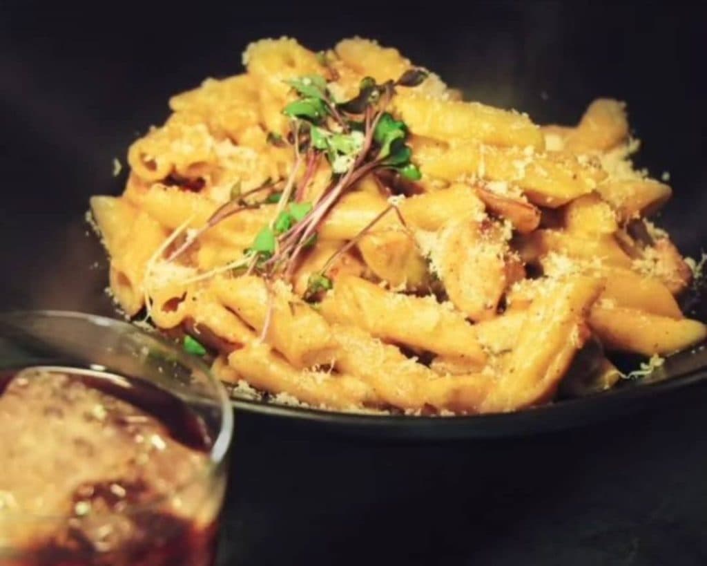 مجموعه غذای ایرانی فرنگی عربی با موسیقی زنده استیج لانژ در تهران