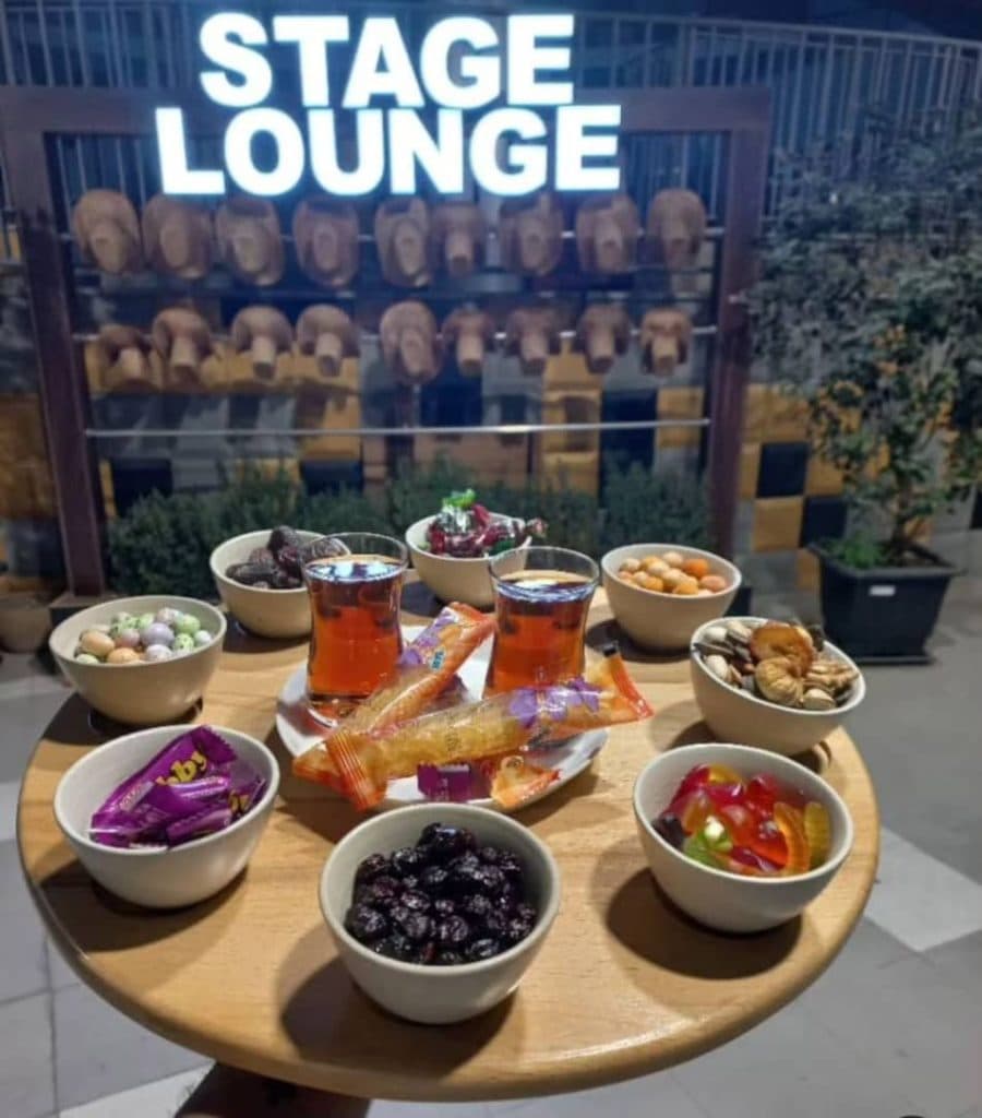 مجموعه غذای ایرانی فرنگی عربی با موسیقی زنده استیج لانژ در تهران