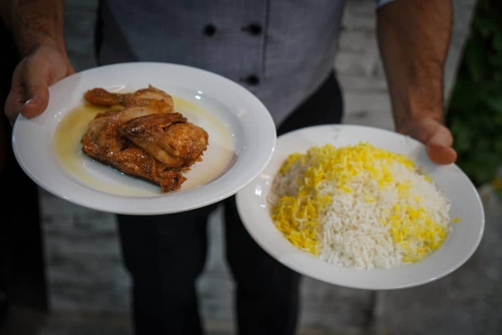 رستوران اکبر جوجه برادران کلبادی در قشم