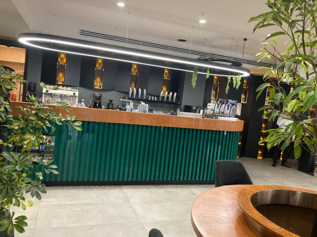 طراحی و ساخت دکوراسیون داخلی فروشگاه و کافه اسفندیاری در کرج