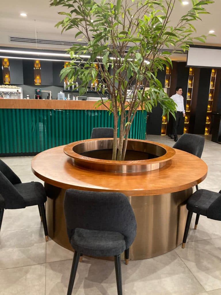 طراحی و ساخت دکوراسیون داخلی فروشگاه و کافه اسفندیاری در کرج