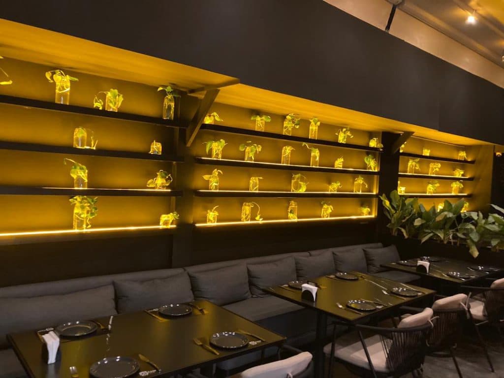 طراحی و ساخت دکوراسیون داخلی فروشگاه و کافه اسفندیاری در کرج