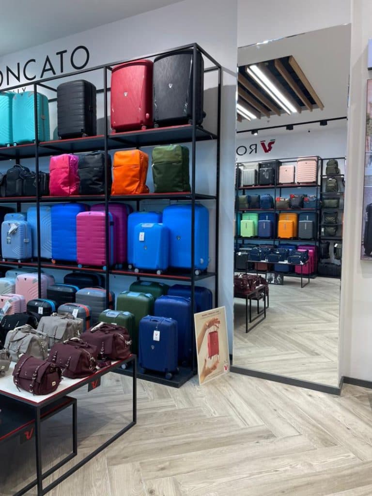 طراحی و ساخت دکوراسیون داخلی فروشگاه و کافه اسفندیاری در کرج