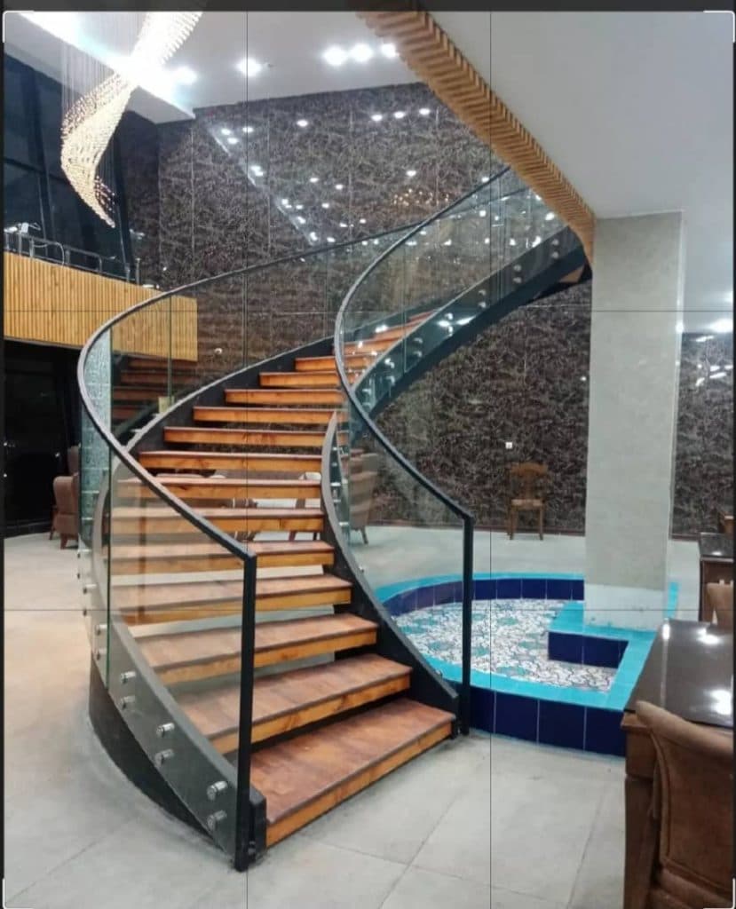 طراحی و اجرای پله گرد مدرن و پله پیچ فلزی دوبلکس آرکا پله در انزلی گیلان
