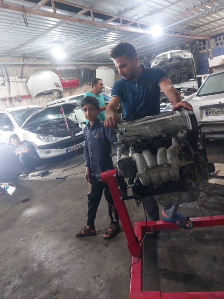 تعمیرگاه خدمات فنی خودرویی آوازه در بندرعباس