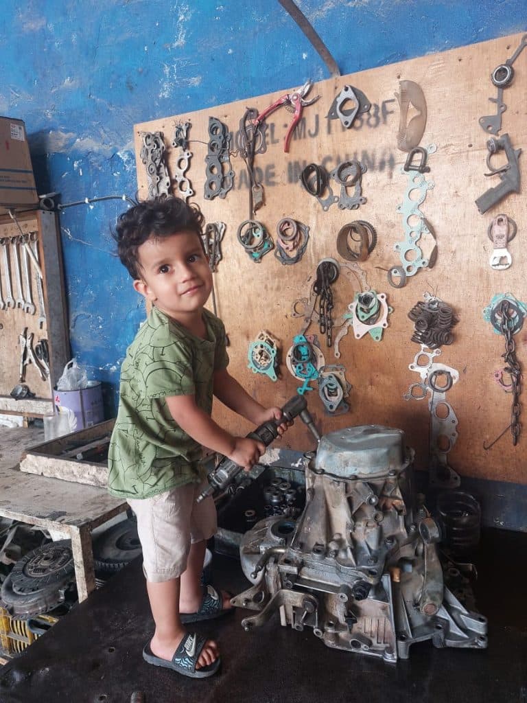 تعمیرگاه خدمات فنی خودرویی آوازه در بندرعباس