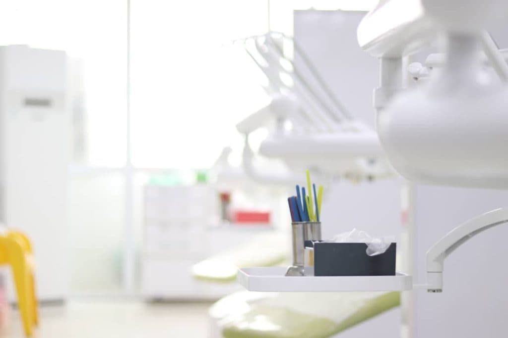 کلینیک ایمپلنت عصب کشی ارتودنسی کامپوزیت دندانپزشکی نیکان در اهواز