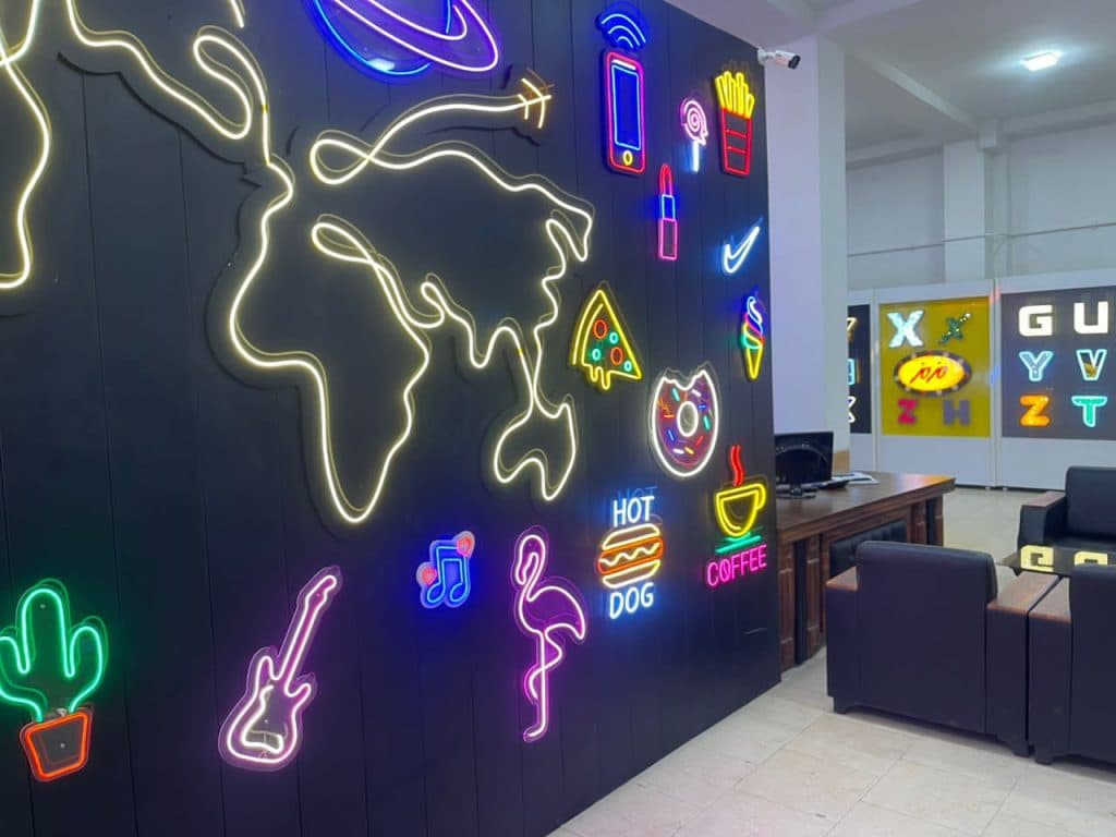 شرکت ساخت و نصب تابلو سایه نما در بندرعباس