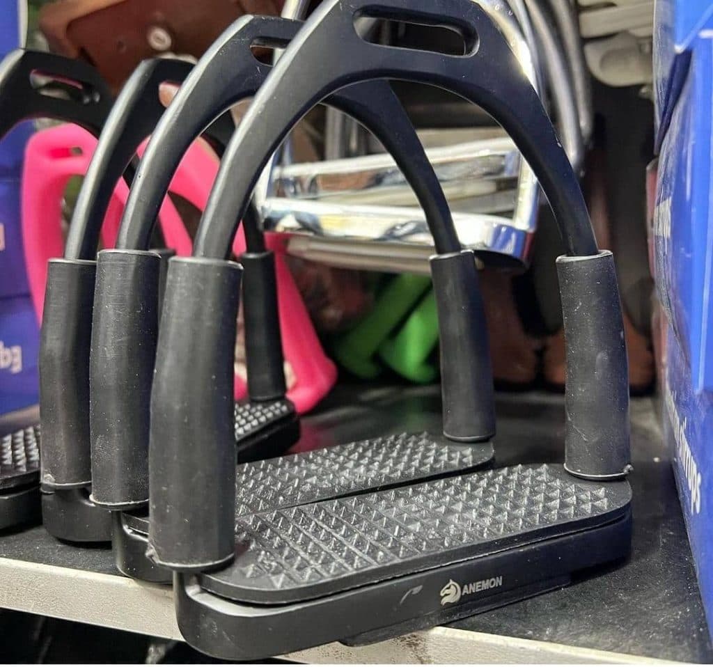 فروشگاه و تعمیرات لوازم سوارکاری چوگان فرهاد در خیابان خلیج تهران