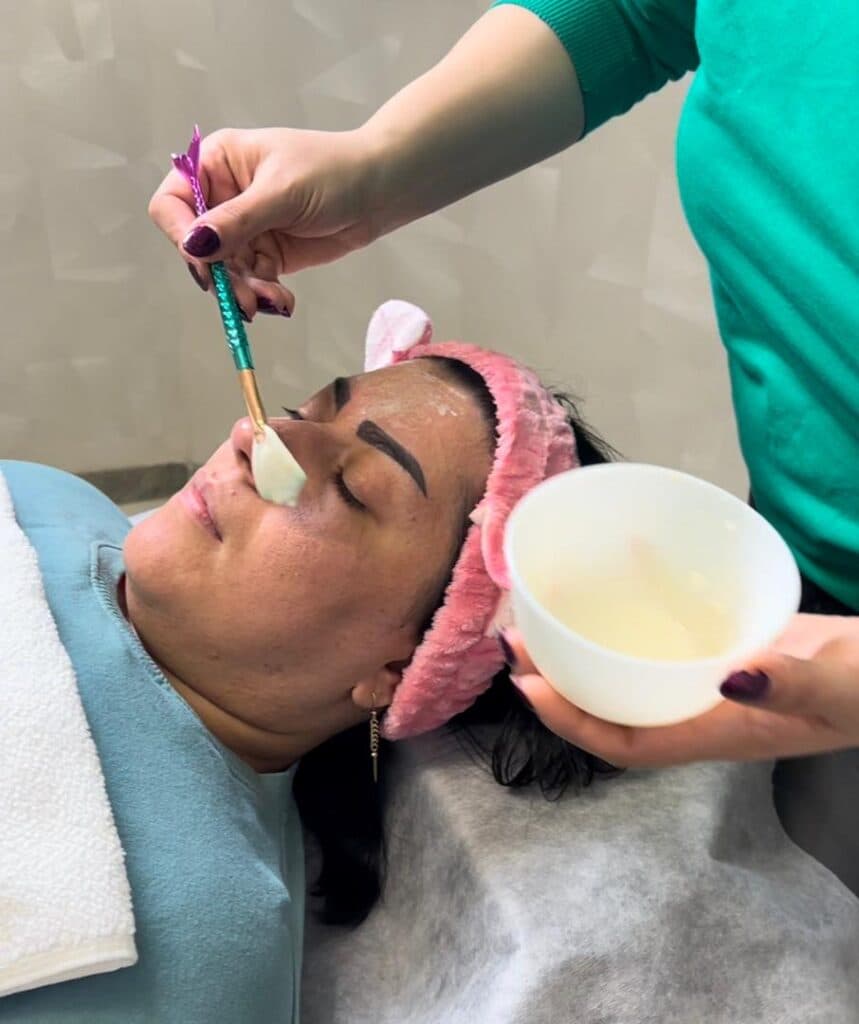 خدمات پاکسازی فشیال تخصصی پوست و صورت دکتر بهادر حسن زاده در گلسار رشت