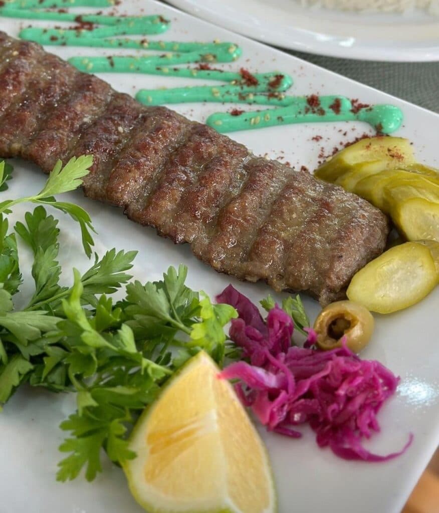 رستوران و بیرون بر دیبا در کرمان