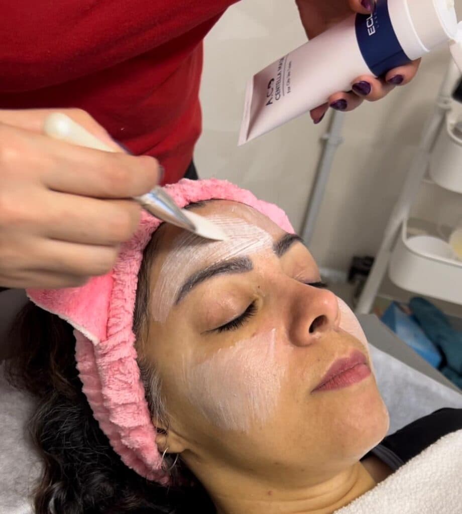 خدمات پاکسازی فشیال تخصصی پوست و صورت دکتر بهادر حسن زاده در گلسار رشت