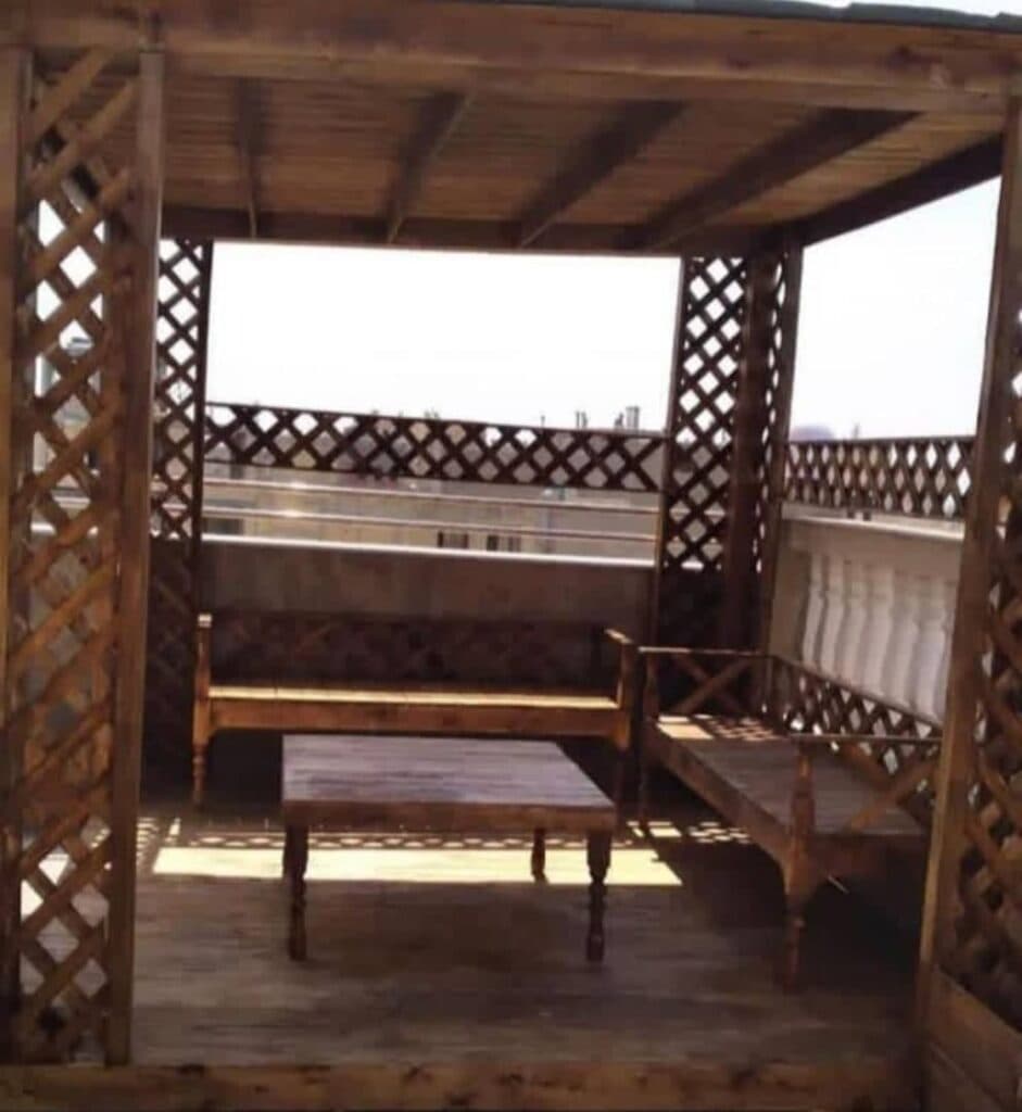 فروش و اجرای نرده چوبی پله گرد و کلبه آلاچیق زیباسازان در کرج