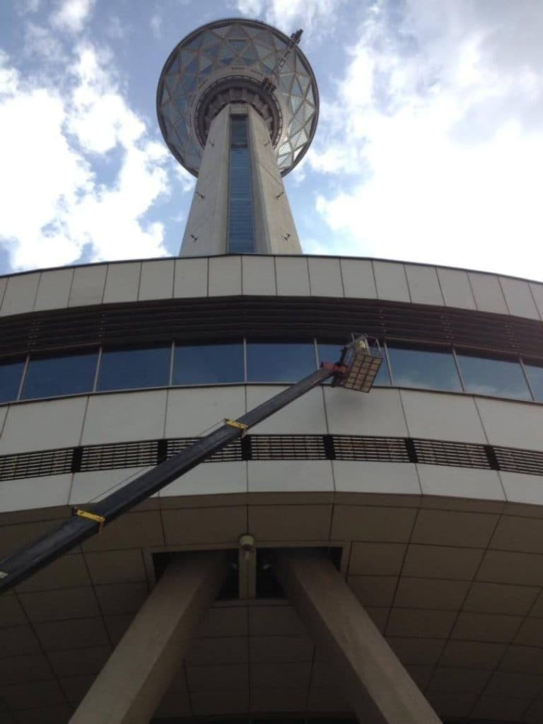 کار در ارتفاع شستشوی نما شیشه و کامپوزیت شیخ پور در سعادت آباد تهران