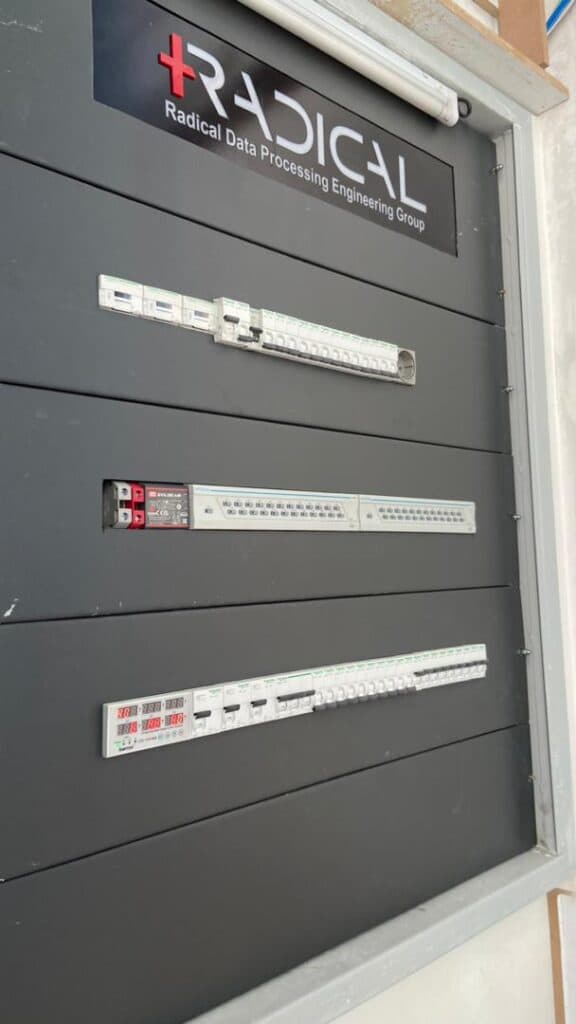 طراح سیستم های برق هوشمند داده پرداز رادیکال در مشهد