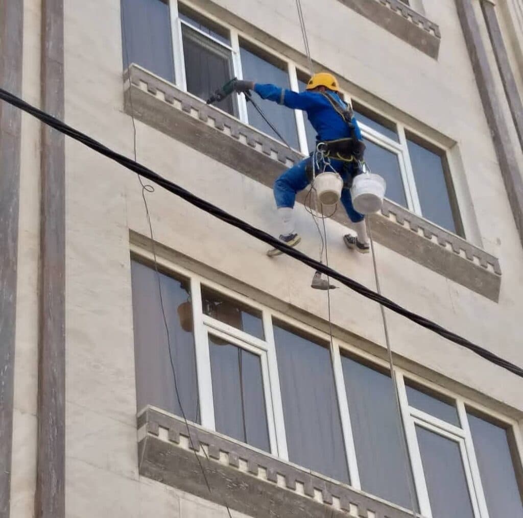 خدمات و اجرا پیچ رولپلاک و سنگ نما البرز در کرج