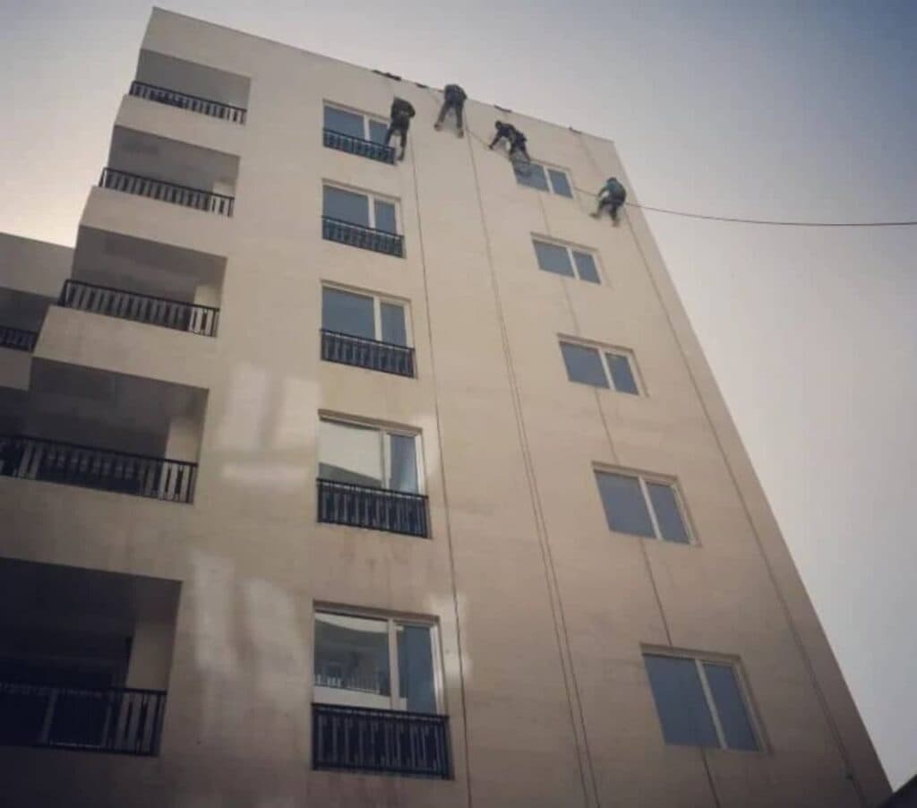 خدمات و اجرا پیچ رولپلاک و سنگ نما البرز در کرج