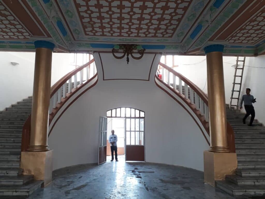 نقاشی اکرولیک کنتکس و پلاستیک ساختمان و کناف اکبری در فریدونکنار