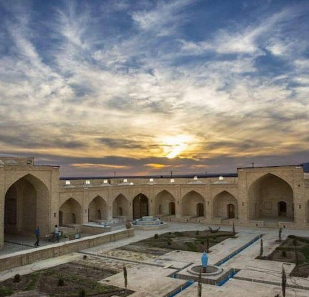 اقامتگاه سنتی و گردشگری کاروانسرای شاه عباسی ده نمک در گرمسار سمنان